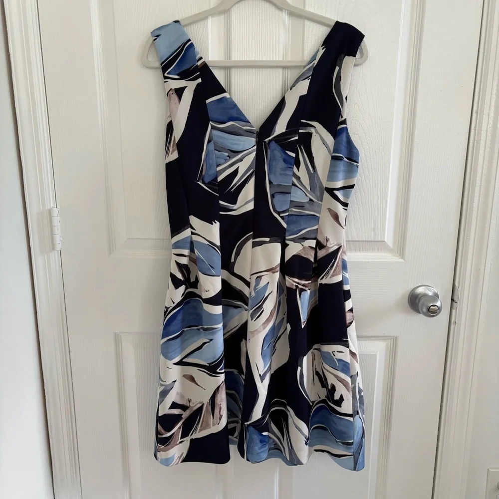 Vince Camuto Navy and Cream V-Neck Printed Dress - Picture 3 of 6